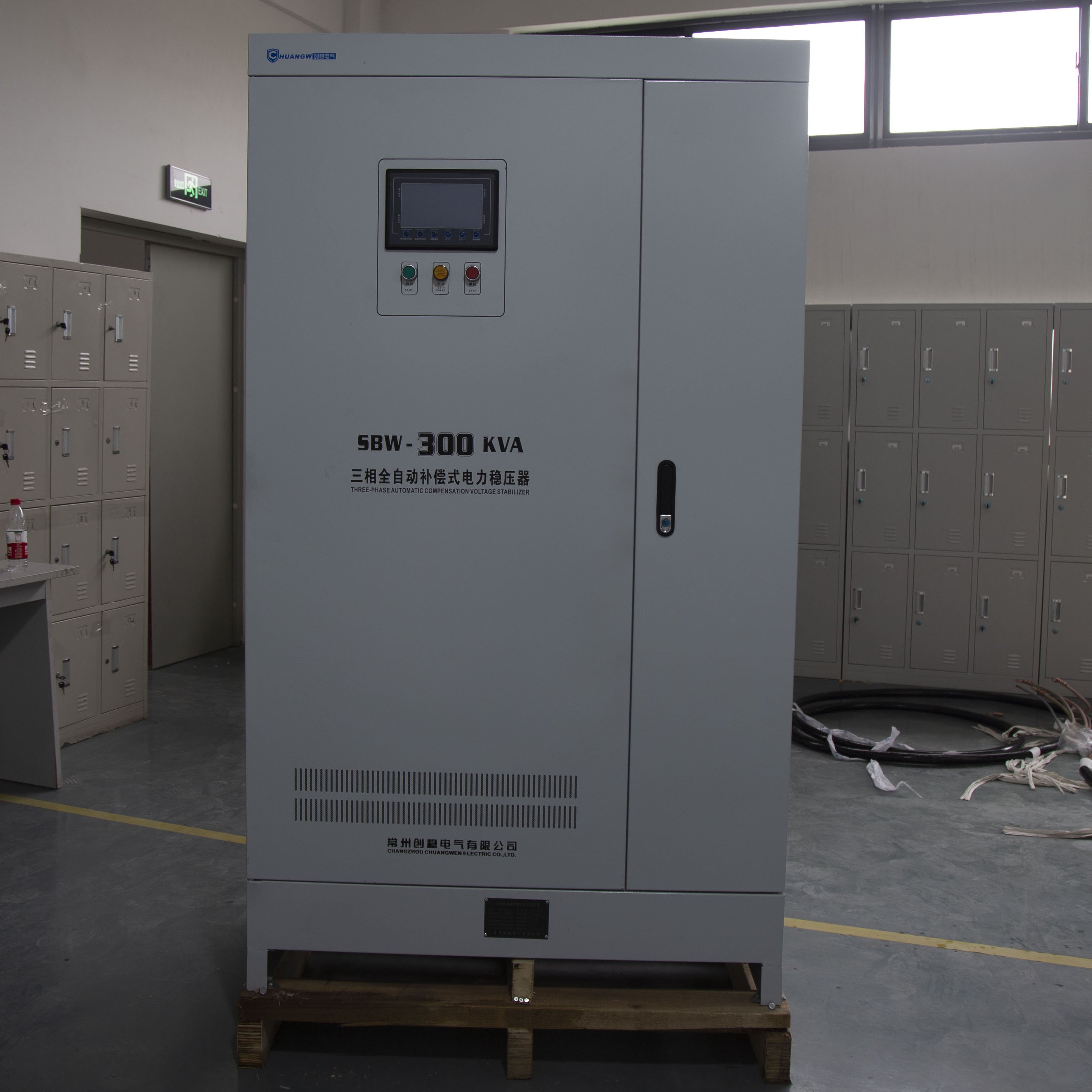 三相大功率補(bǔ)償式電力穩(wěn)壓器